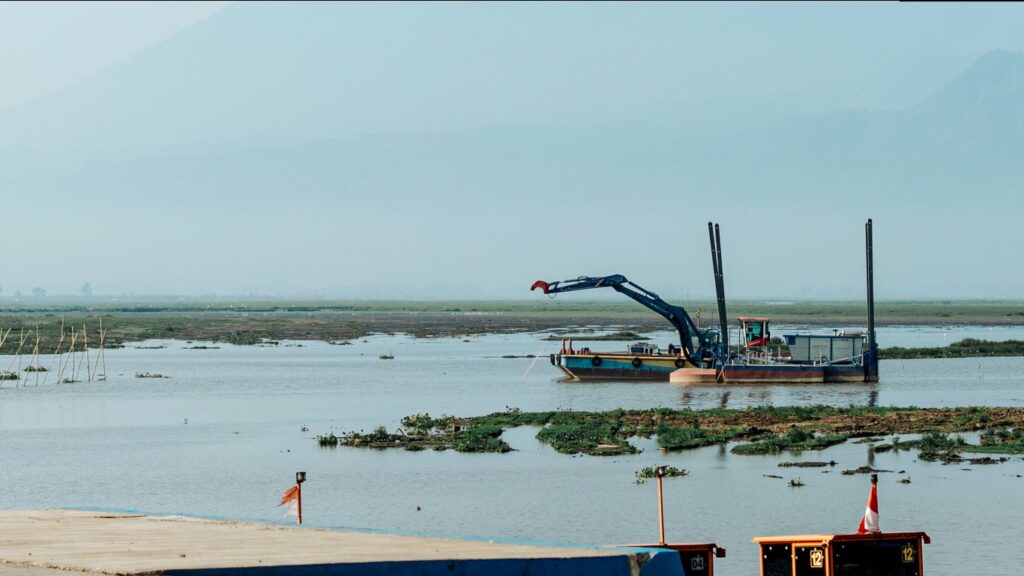 Pipe floats by EZ Connect Floats help maintain the pipe’s buoyancy while dredging