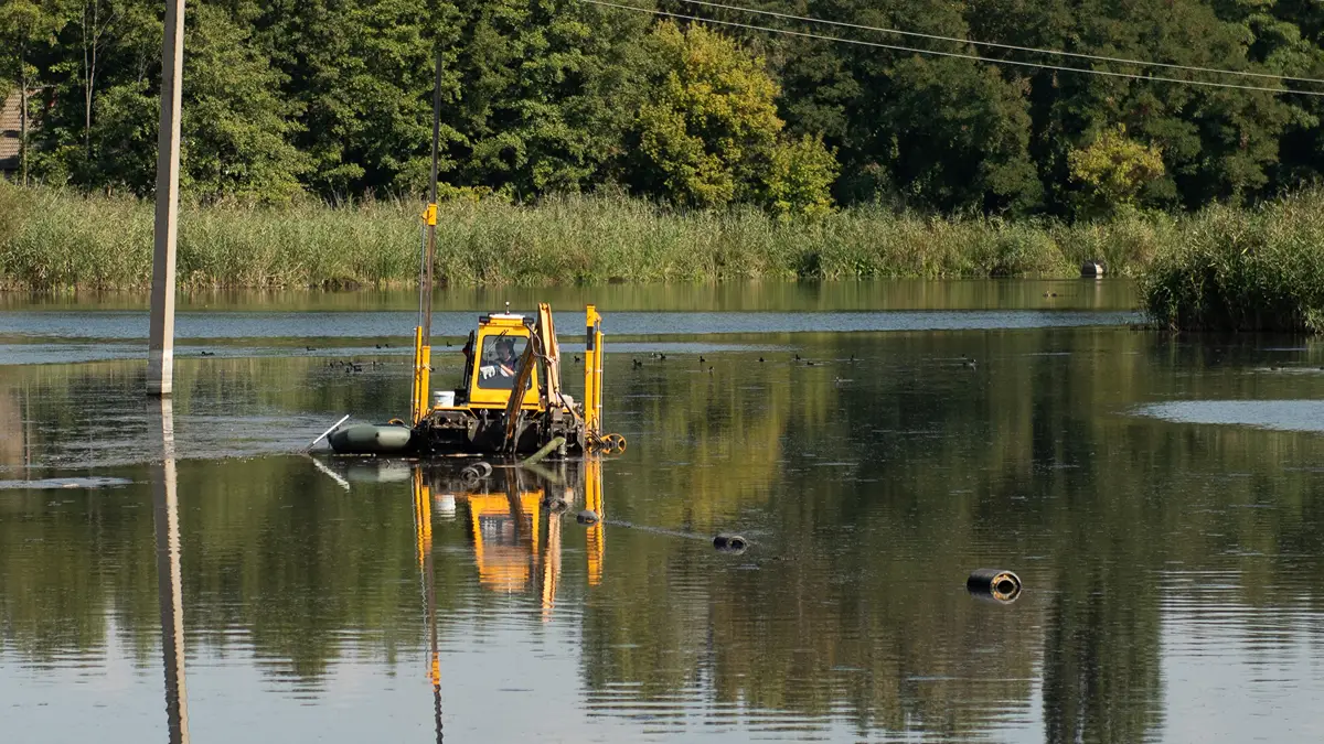 Choosing-the-Right-Pond-Dredging-Equipment--Factors-That-Matter-